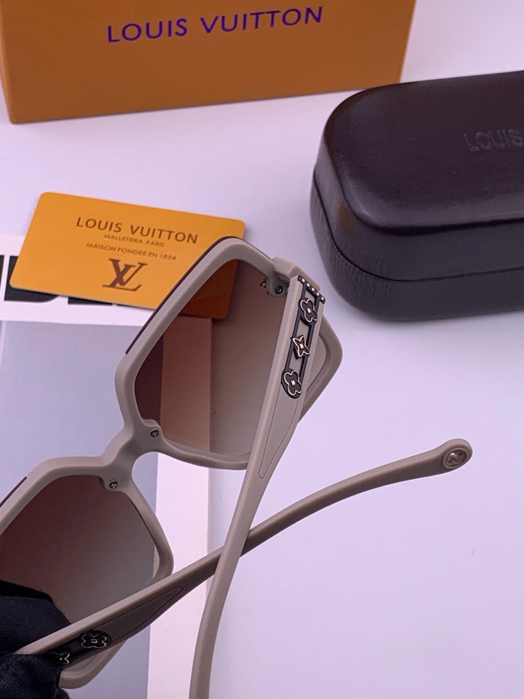 Louis Vuitton L5710 Polarized Square Brown Lens Sunglasses for Men & Women - detail image 4