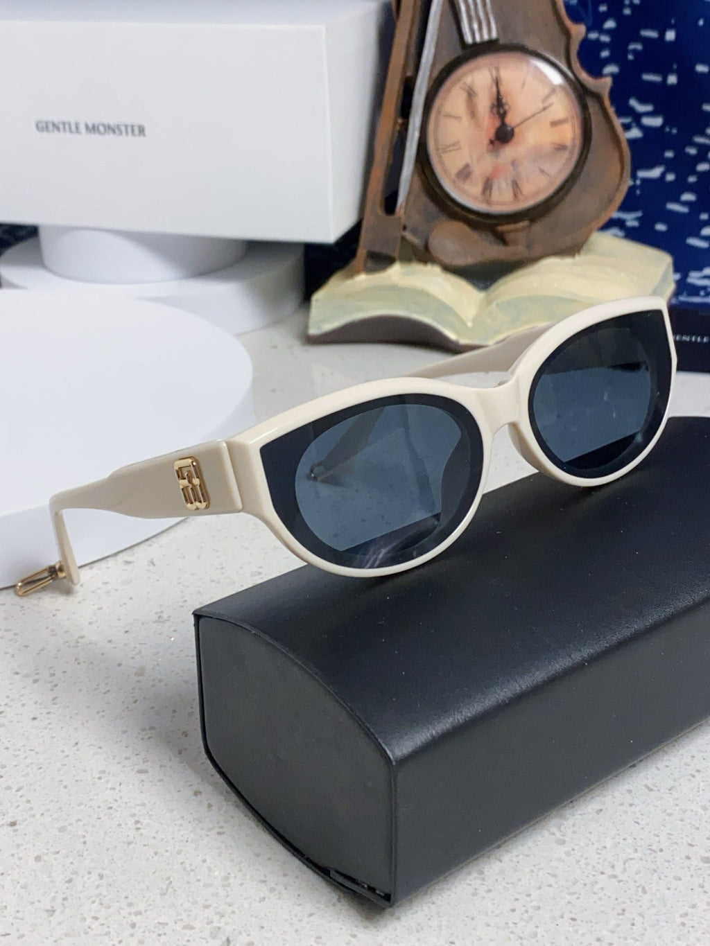 Gentle Monster GW003 Cat-Eye Blue Lens Sunglasses for Men & Women - detail image 10
